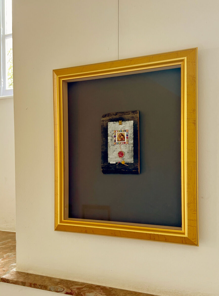 Gerahmte Collage „Ikone“ von Magdalena Hohlweg in der Ausstellung [UN]scheinbare Welten, Museum Bad Pyrmont, 2023