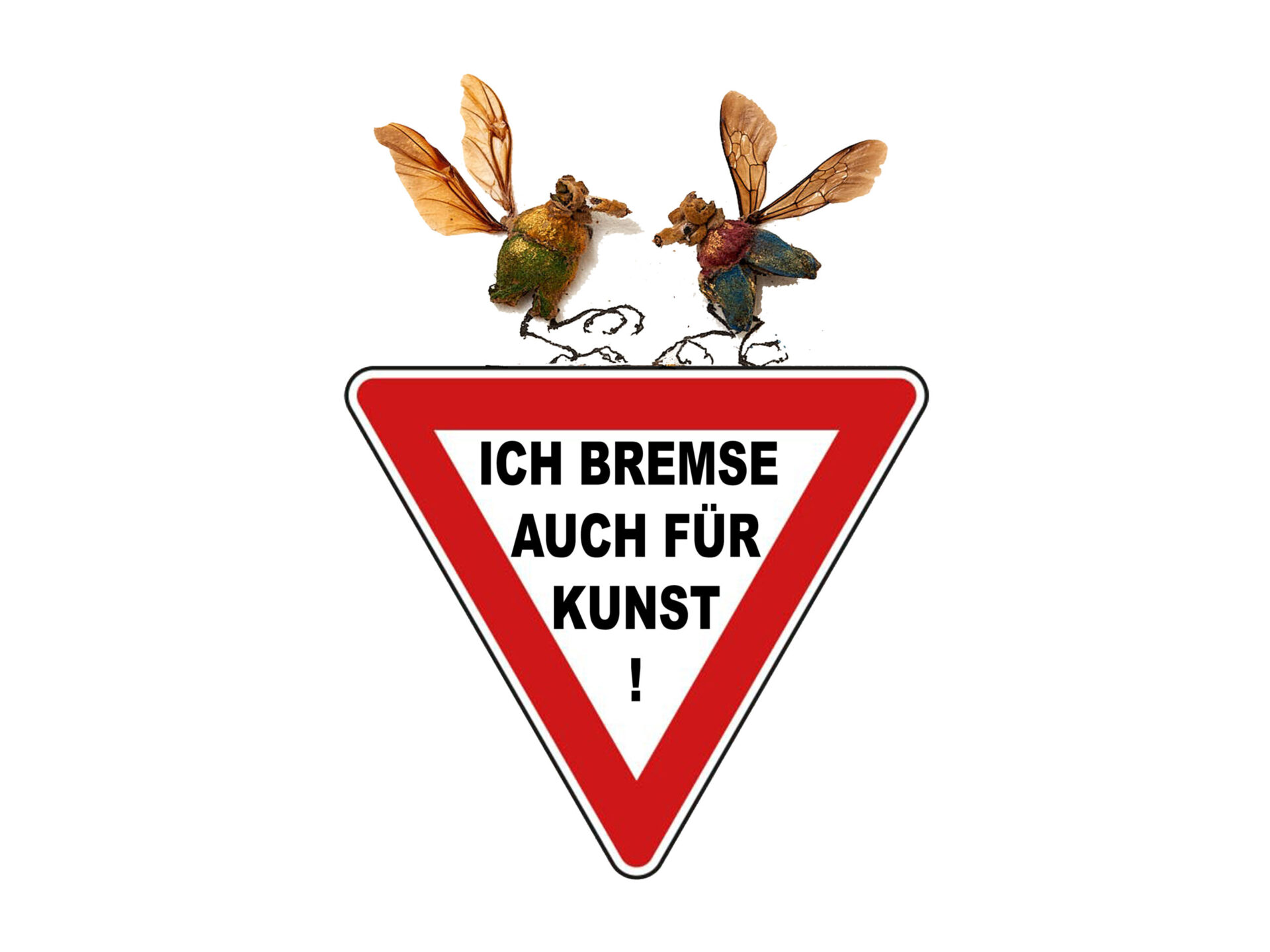 Zwei Vogelgestalten aus Fundstücken sitzen auf einem Verkehrsschild mit der Aufschrift „Ich bremse auch für Kunst“.