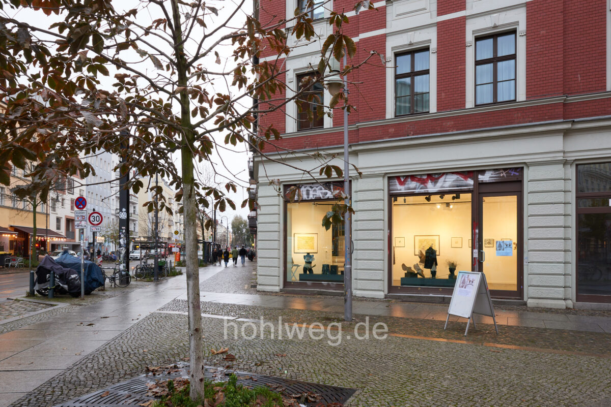 Street view gallery "erstererster" in Berlin with exhibition by Magdalena Hohlweg