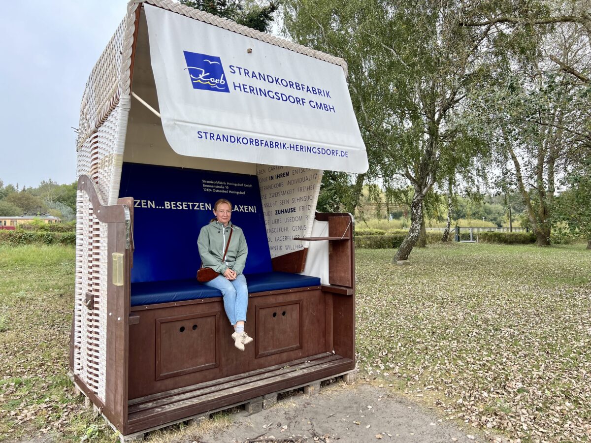 Der Strandkorb ist so groß, dass man schon klettern muss, um Platz zu nehmen auf der sehr breiten Bank