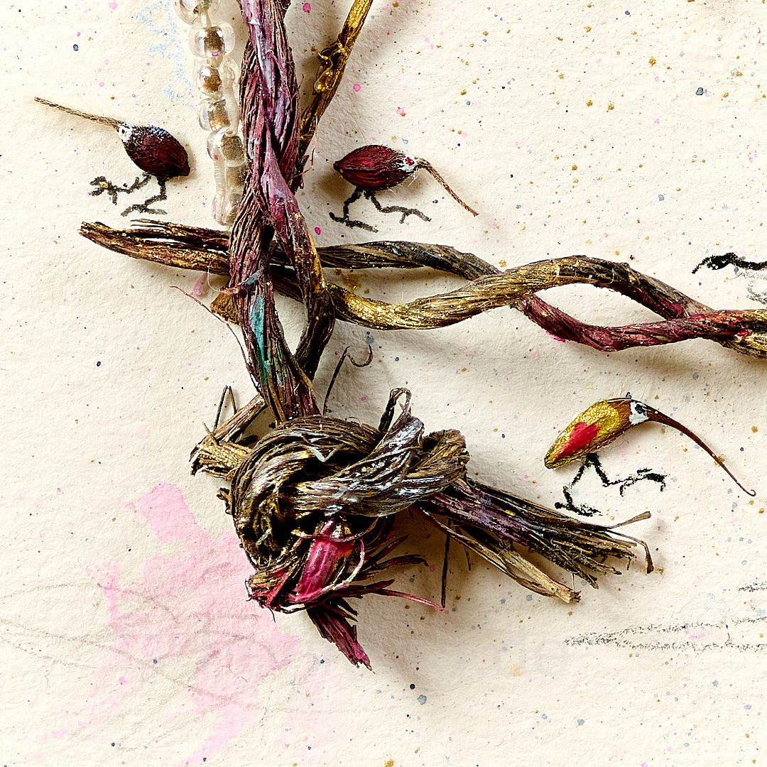 Collage aus Naturfundstücken. Samen werden zu Vogelarten umgedeutet.