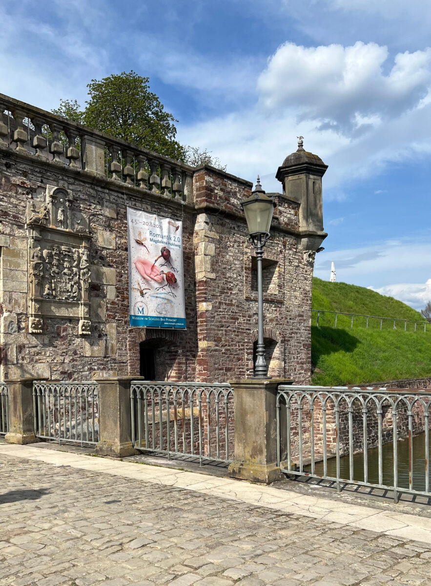 Banner zur Ausstellung Romantik 2.0 von Magdalena Hohlweg 2023 an der Fassade des Schlossmuseums Bad Pyrmont