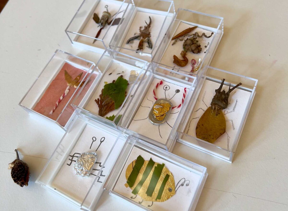 Museumspädagogik in der Ausstellung Romantik 2.0 – Kinder basteln Insekten aus Fundstücken. Hier die Ergebnisse