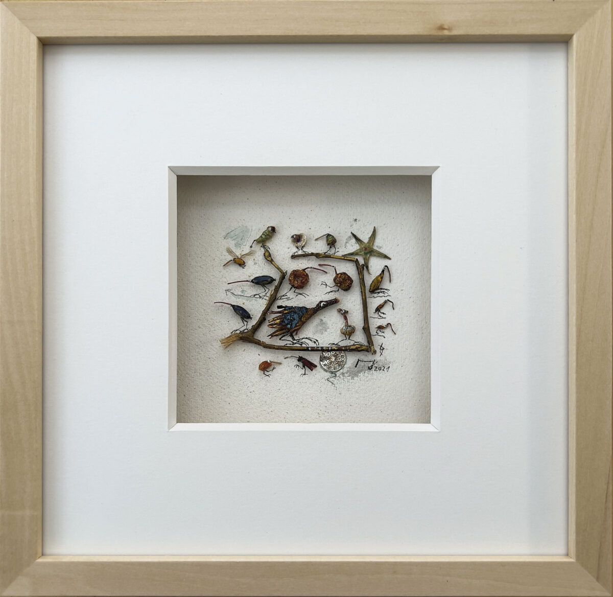 Miniaturcollage aus Pflanzenresten im Holzrahmen mit Museumsglas, ca. 20 x 20 cm Aussenmaß