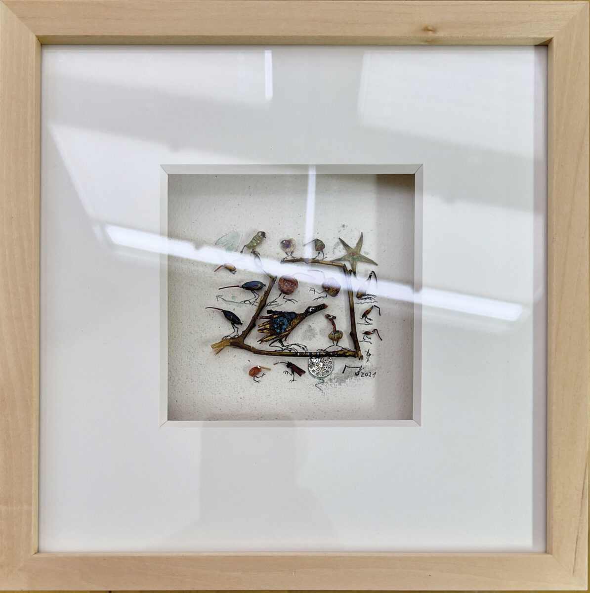 Miniaturcollage von Magdalena Hohlweg aus Pflanzenresten im Holzrahmen mit Standardverglasung, 20 x 20 cm Aussenmaß