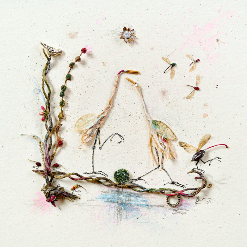 Miniaturszene von Magdalena Hohlweg - "Neue Liebe"- Assemblage mit Blütenresten, Gräsern und Fundstücken auf Aquarell, Größe ca 10 x 10 cm