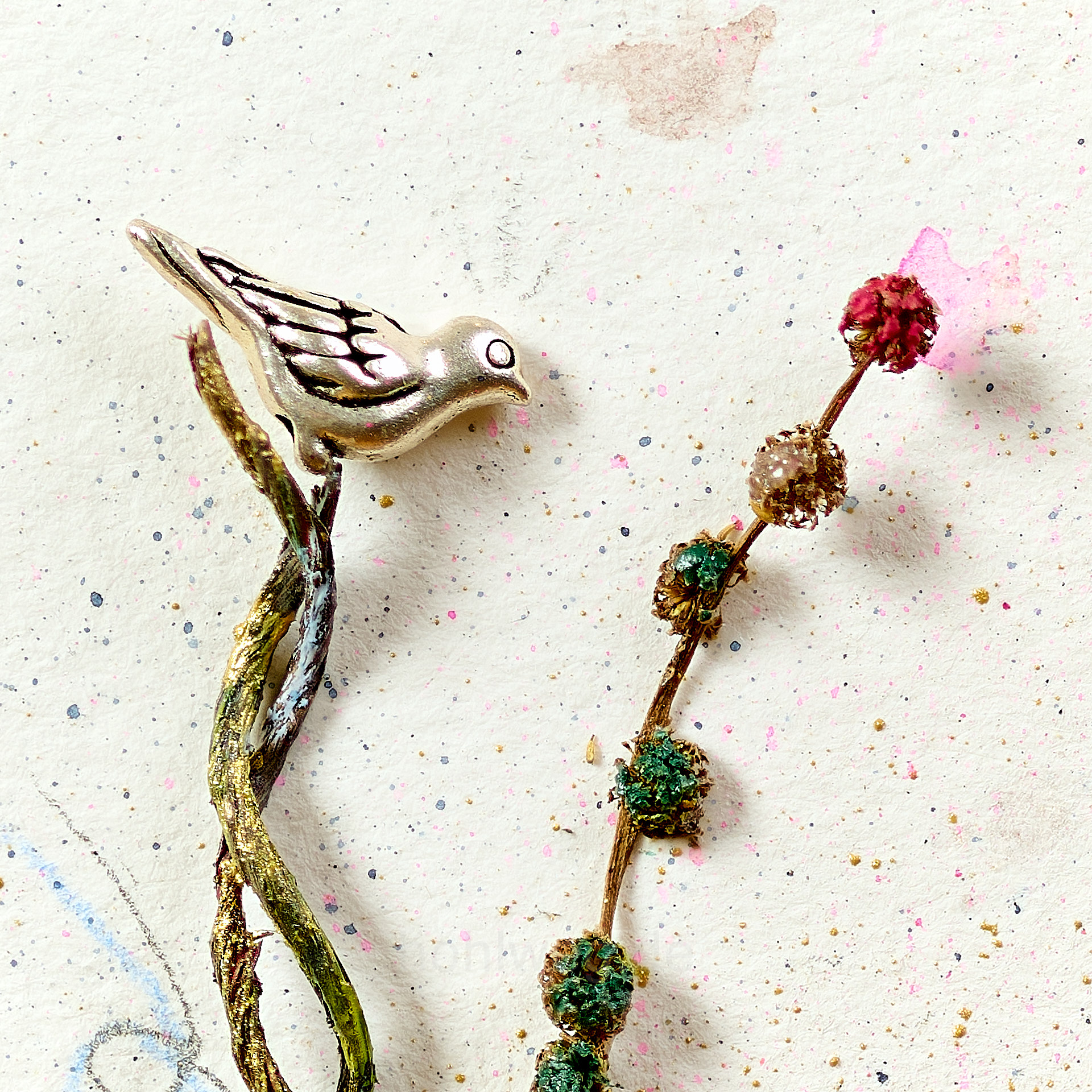 Ausschnitt eine Collage - aus Schmuckrest und Pflanzenresten wird eine Landschaft