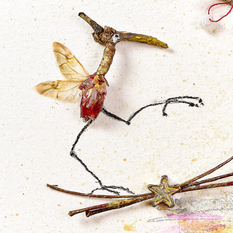 Detail der Collage „Perlentaucher“ mit vogelartigen Gestalten aus Blattknospen, Käferflügeln und feinen Schmuckfragmenten.