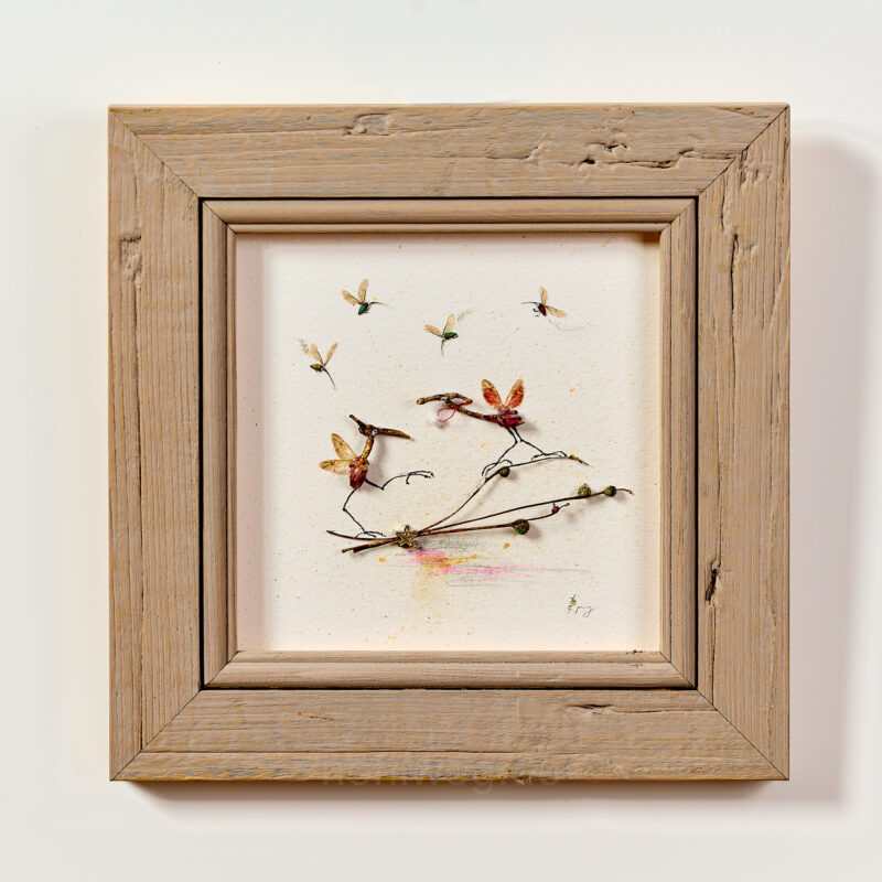 Gerahmte Gesamtansicht der Miniaturcollage „Perlentaucher“ mit zwei vogelartigen Gestalten aus Pflanzenresten und einer kleinen Perle am roten Faden.