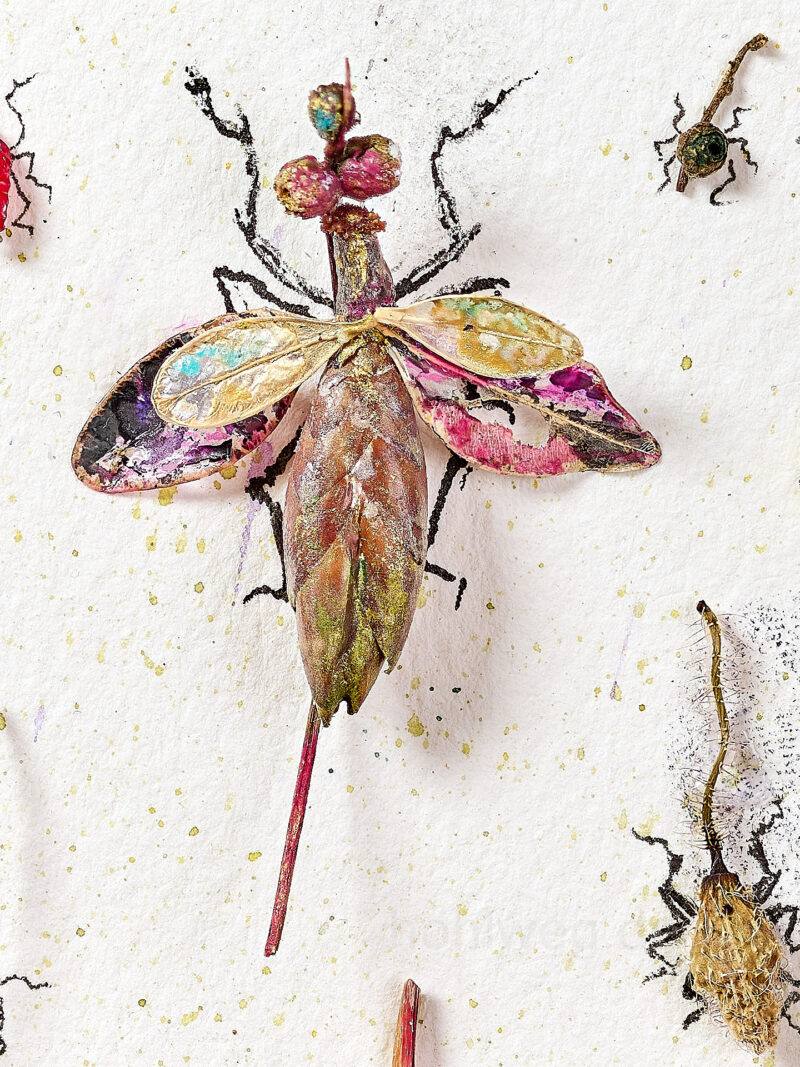 Ausschnitt der Miniatur-Assemblage „Fundbericht Nr. 25“ mit insektenartigen Gestalten aus Bonbonpapier, Pflanzenresten und Schmuckfragmenten.