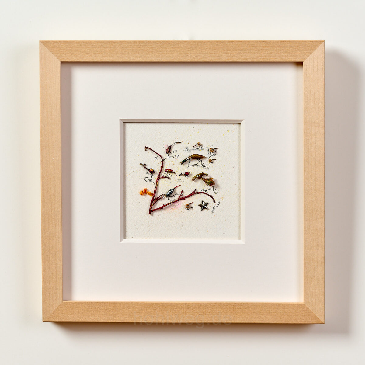 Gerahmte Collage von Magdalena Hohlweg mit Vogelarten aus Fundstücken und Pflanzenresten.