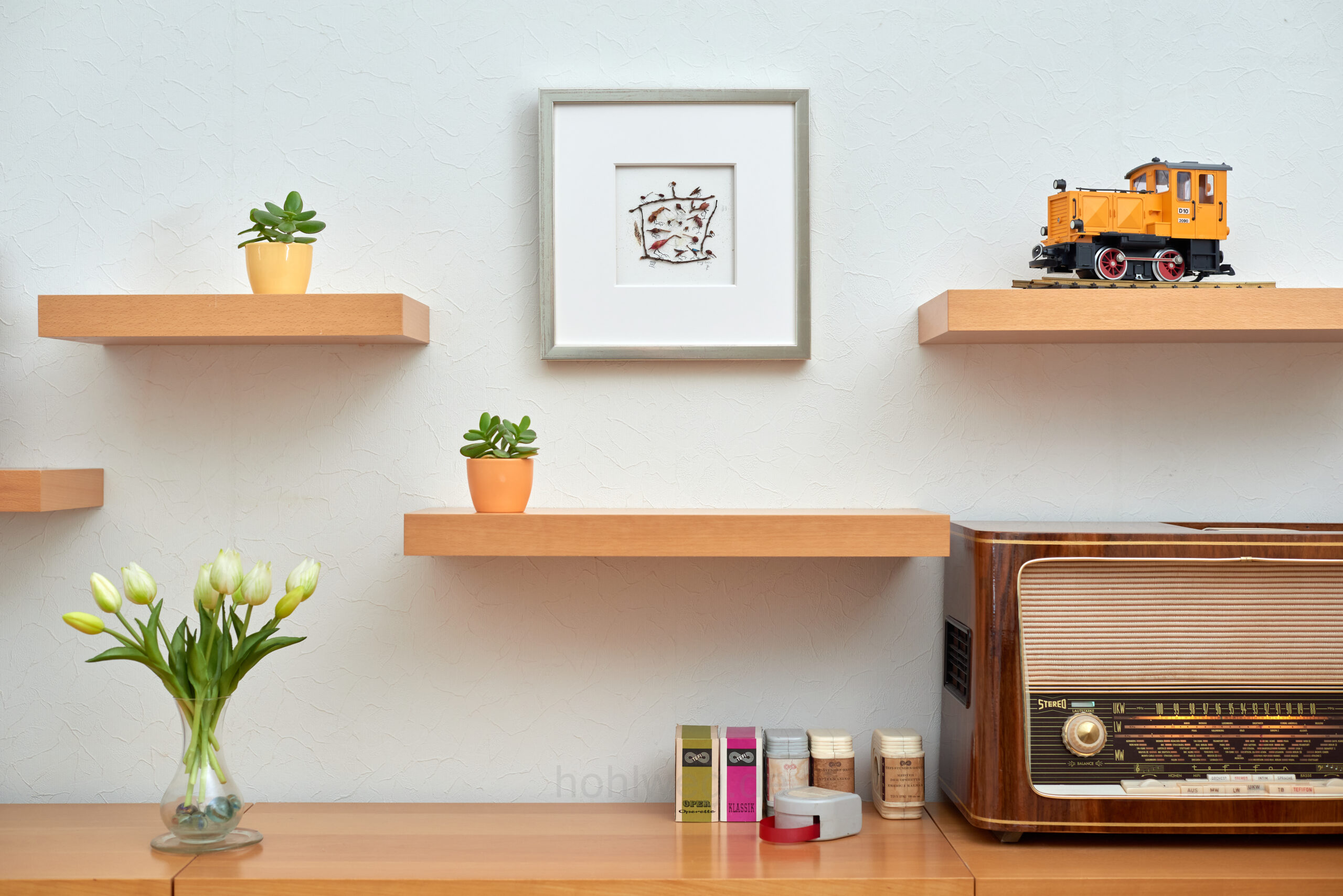 Collage aus Fundstücken von Magdalena Hohlweg mit einer Vogelwelt aus Pflanzenresten und Fundstücken