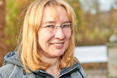 Porträt der Künstlerin Magdalena Hohlweg, Abendstimmung im Kurpark Bad Pyrmont