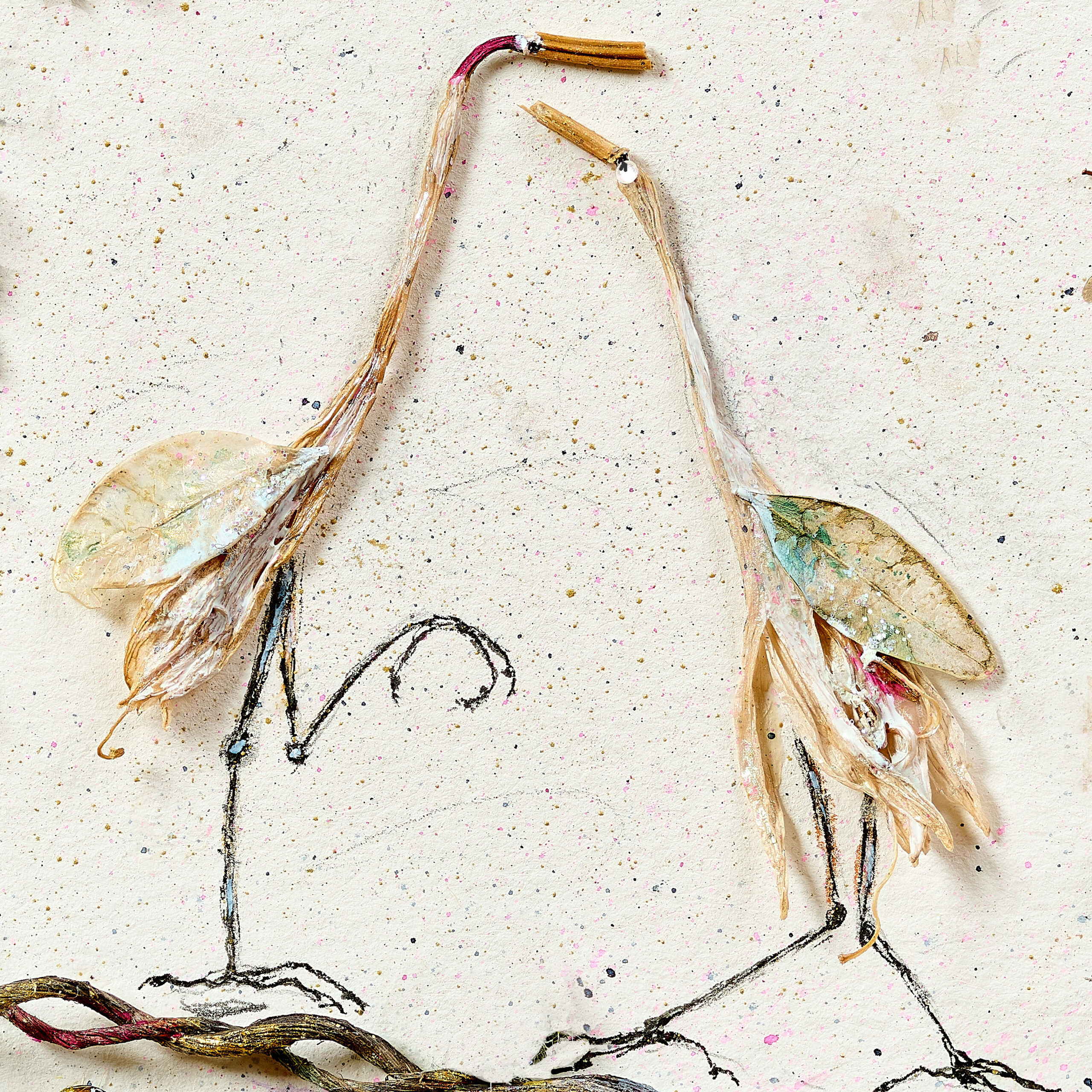 Ausschnitt aus einer Collage aus Blütenresten, die ein Vogelpaar darstellen.