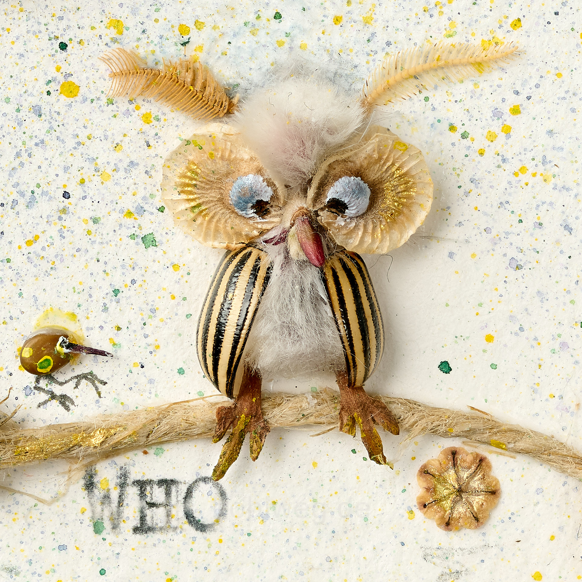 Detail der Miniatur-Assemblage „WHO?“ mit einer Eule aus Weidenkätzchen, Käferflügeln, Schmetterlingsfühlern und Paketschnur.